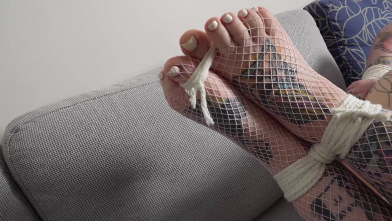 Latina Fetish: Mimi terikat ketat, tersedak besar dan kaki disembah! (penuh)