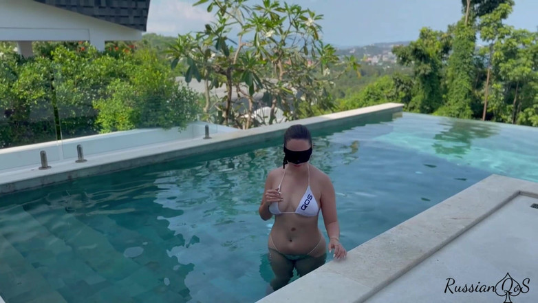 RussianQOS: शानदार विला में पूल द्वारा हस्तमैथुन करना