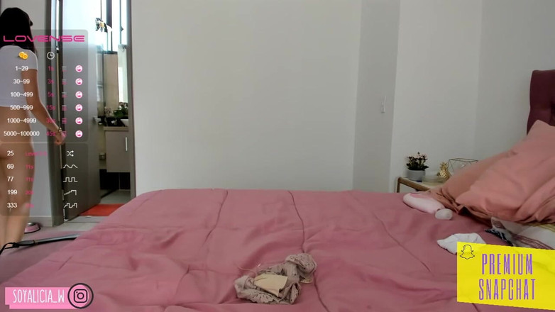 Cute Alice: 可爱的爱丽丝渴望在摄像头前用手指插入自己的菊花