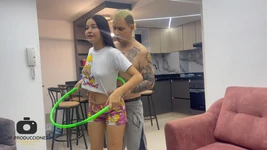 La mia timida sorellastra vuole fare la ginnasta e io la aiuto dandole la miglior scopata della sua vita.