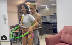 Adik tiriku yang pemalu pengen jadi pesenam dan aku membantunya dengan memberikan seks terbaik dalam hidupnya.