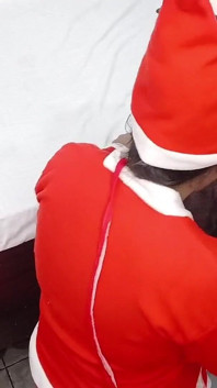 Pacar hot ini nyepong kontolku hadiah seks posisi misionaris di hari natal sampai dicrot di dalam di luar ruangan