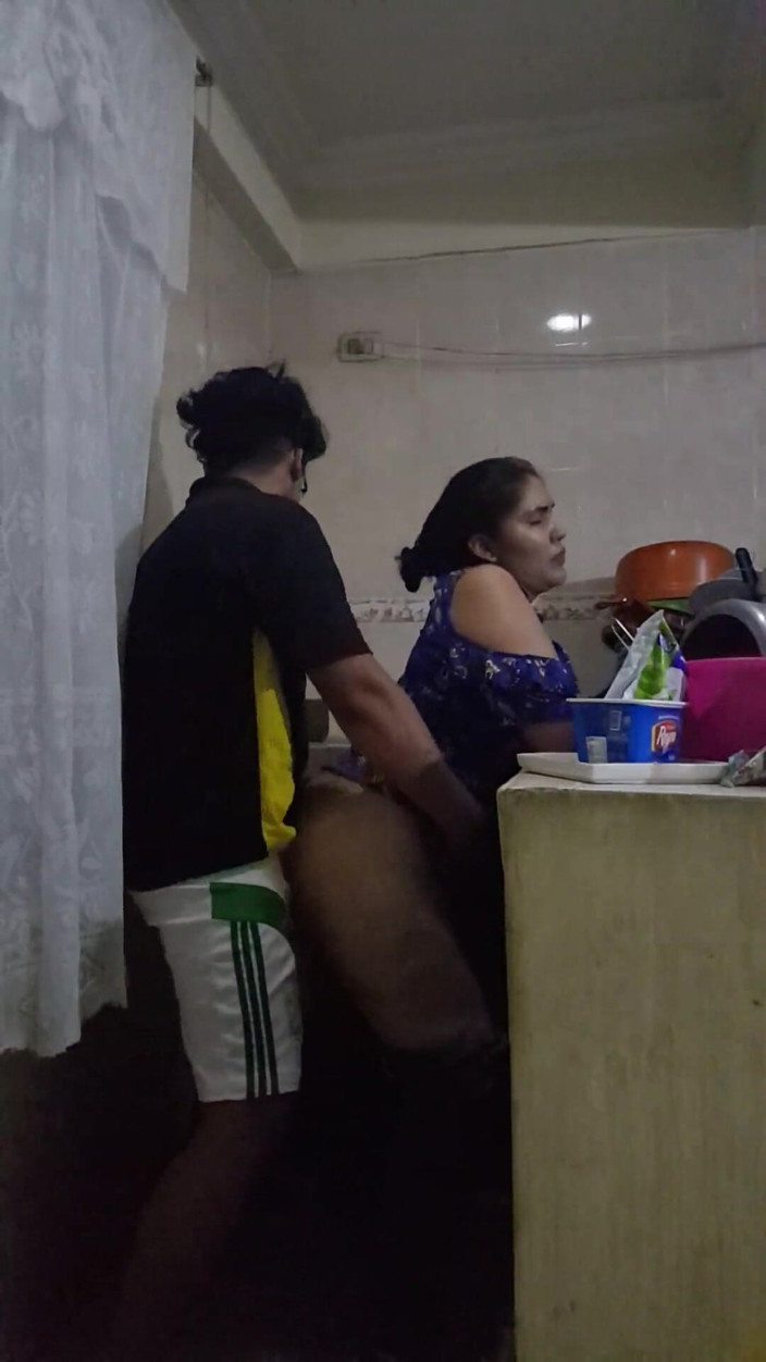 E-Alfa: Mi empleada se la follan en la cocina