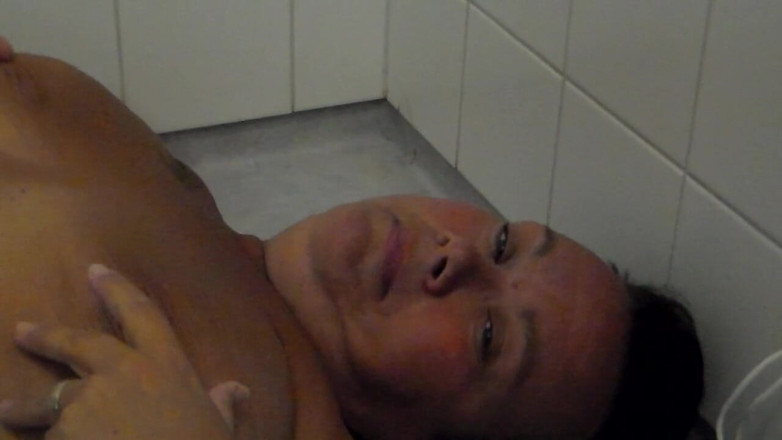 Sex hub couple: Johns is peeing all over Jen's Face