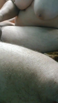 La milf in carne fa una sega e viene sborrata