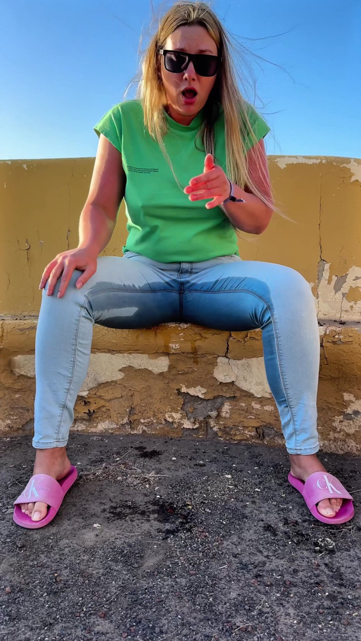 Emma Voyeur: Kencing seluar jeans saya semasa berjalan di luar