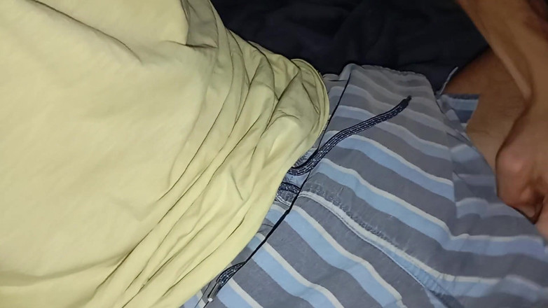 Elvissc: Il cazzo insaziabile di questo ragazzo viene masturbato con i...
