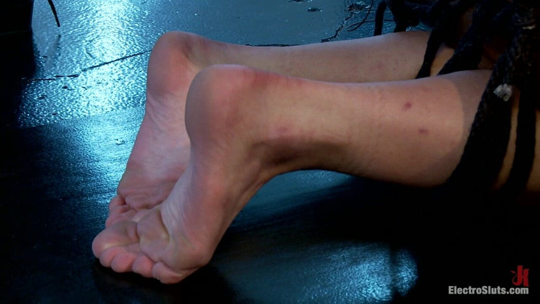 Electrosluts by Kink: Raven को बिजली पसंद है!