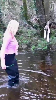 Białe rajstopy sekretarki zalana w waders poszło nie tak