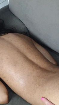나는 안마사에게 전화를 걸었고 그녀는 내 보지에 작은 장난감을 사용했고 결국 끈으로 나를 성교시켰습니다