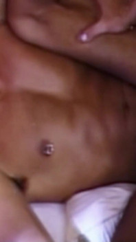 Blonde ladyboy lisa lutscht einen latino-schwanz und wird anal gefickt