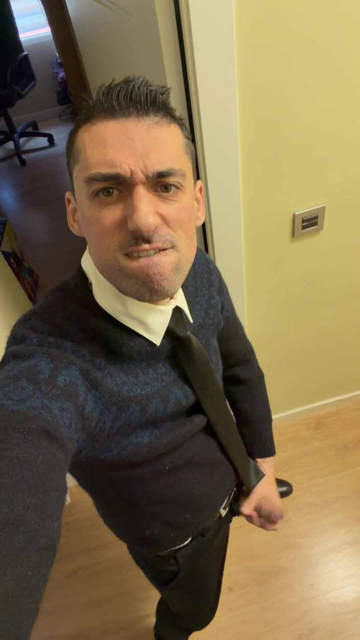 Liam Harding: Stepdaddy Showing off Big Cock and Pissing