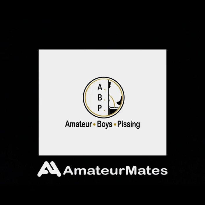 AmateurBoysPissing: Kawan amatur kencing bersama di tandas kelab