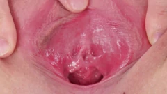 Remaja Asia yang lucu memuaskan memeknya dengan hitachi