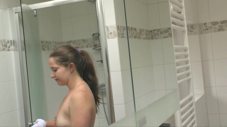 Hot Girlz: Zboczona dziewczyna chce się pieprzyć trzy razy dziennie