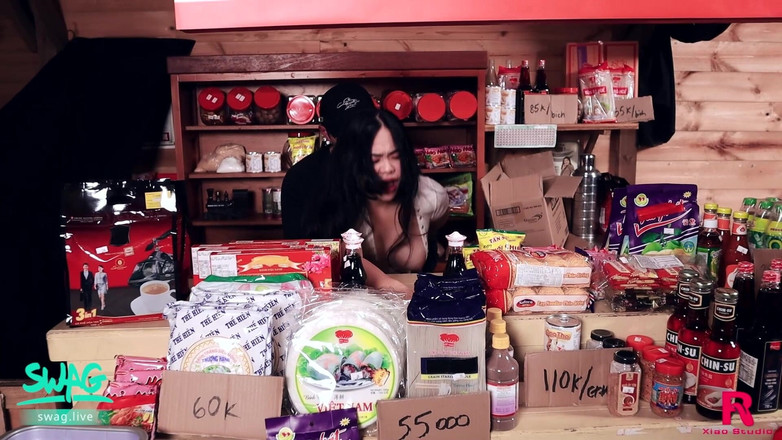 SWAG.live: Elle demande une pipe à une employée salope et la baise...