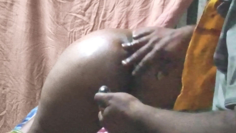 Indian anal: 義理の妹が楽しんでいるが、硬く挿入するアナル