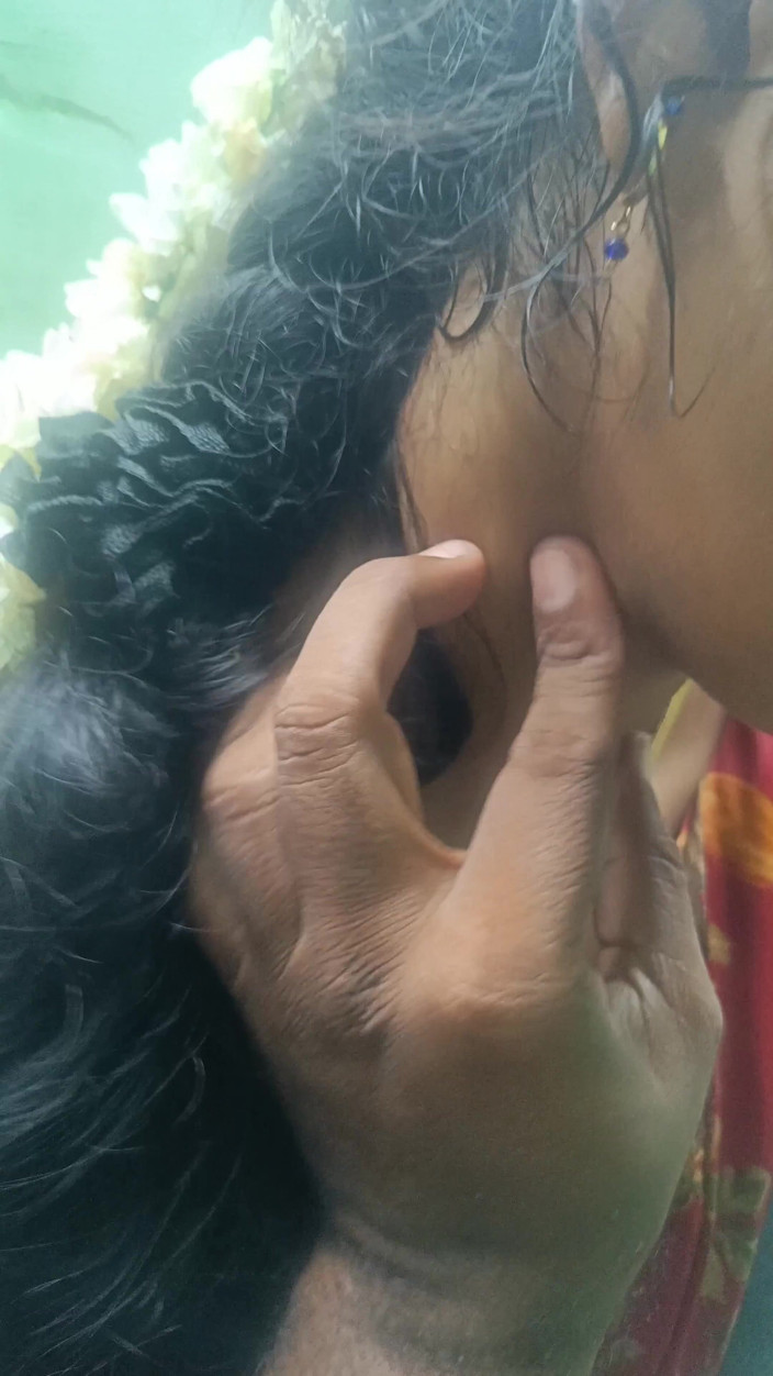Inba: Chennai College-lehrerIn Saree sanding Romantik im Guest House