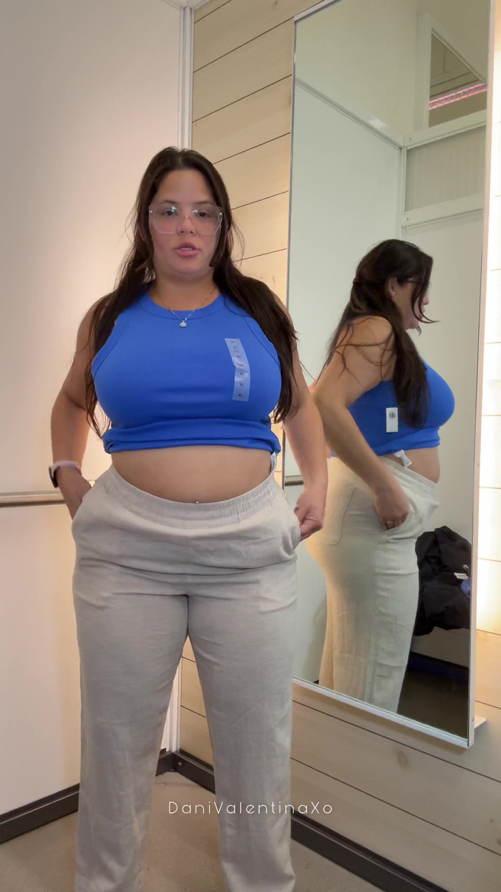 Dani Valentina: BBW anprobe auf zug, vollbusige Dani valentina