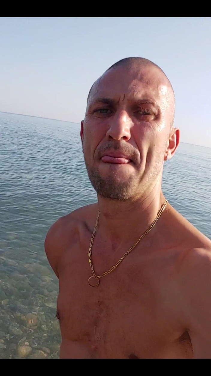 Boy jerking off: Утренняя прогулка по пляжу