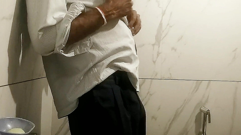 Meplayvid: Banyoda ağır çekim mastrubasyonu