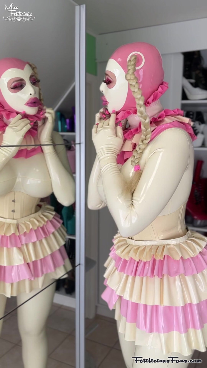Miss_Fetilicious: Miss Fetilicious in Latex Barbie Doll Outfit