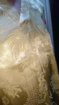 Crossdresser spust w satynowej piżamie