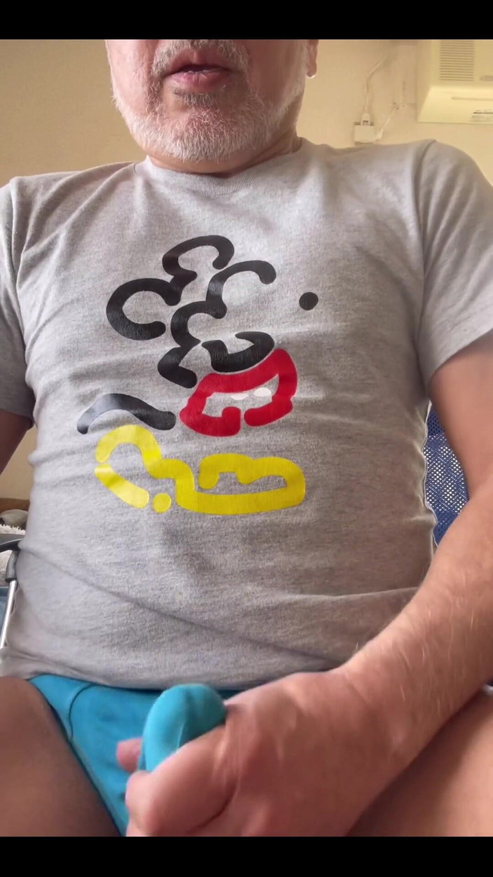 Japanese daddy: 穿着我的内衣自慰