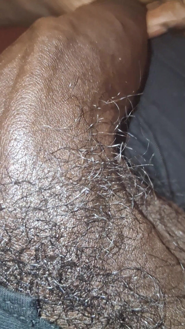 Chocolate Meat Stick: Acariciando o pau preto sem cortes através da calcinha