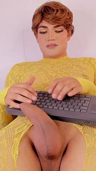 Seksi kadın kılıklı ken solo şişman götünü zıplatıyor ve senin için edepsizce konuşuyor