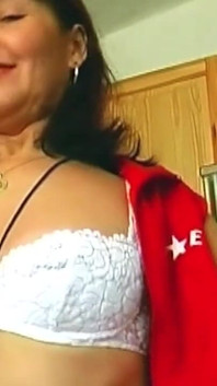 Zralá děvka prsty kapající z kundičky k výbušnému orgasmu