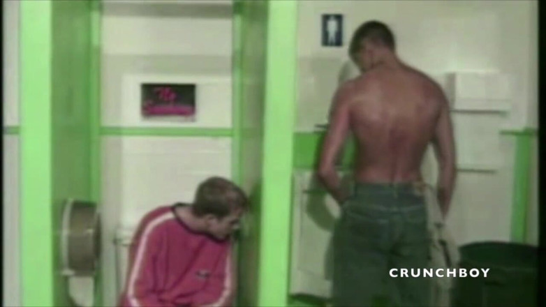 GAY VINTAGE PORN: Gêmeos chupam em linha reta nos banheiros gloryhole