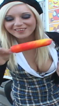 Blonďatá kráska Kylie Reese jezdí na svém velkém ptákovi