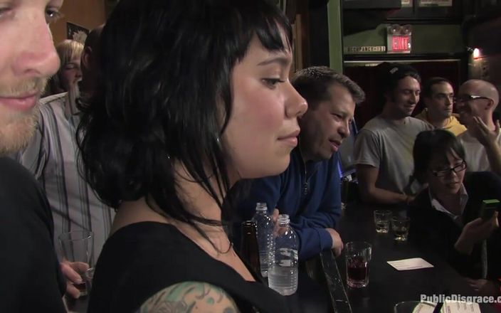 Public Disgrace by Kink: Bystig brunett knullad framför en bar full av människor