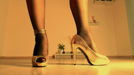 LegsOnHeels: Metto le mie calze di nylon prima di iniziare a...
