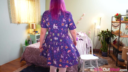 Girls Out West: Curvy Purple Haired Girl Fingers Her Unshaven Pussy and Plays...