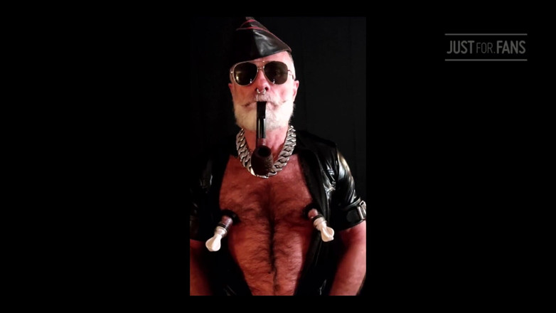 MusclesCigarsFFPig: Tatăl vitreg își fumează țeava mare în timp ce se joacă cu sfârcuri