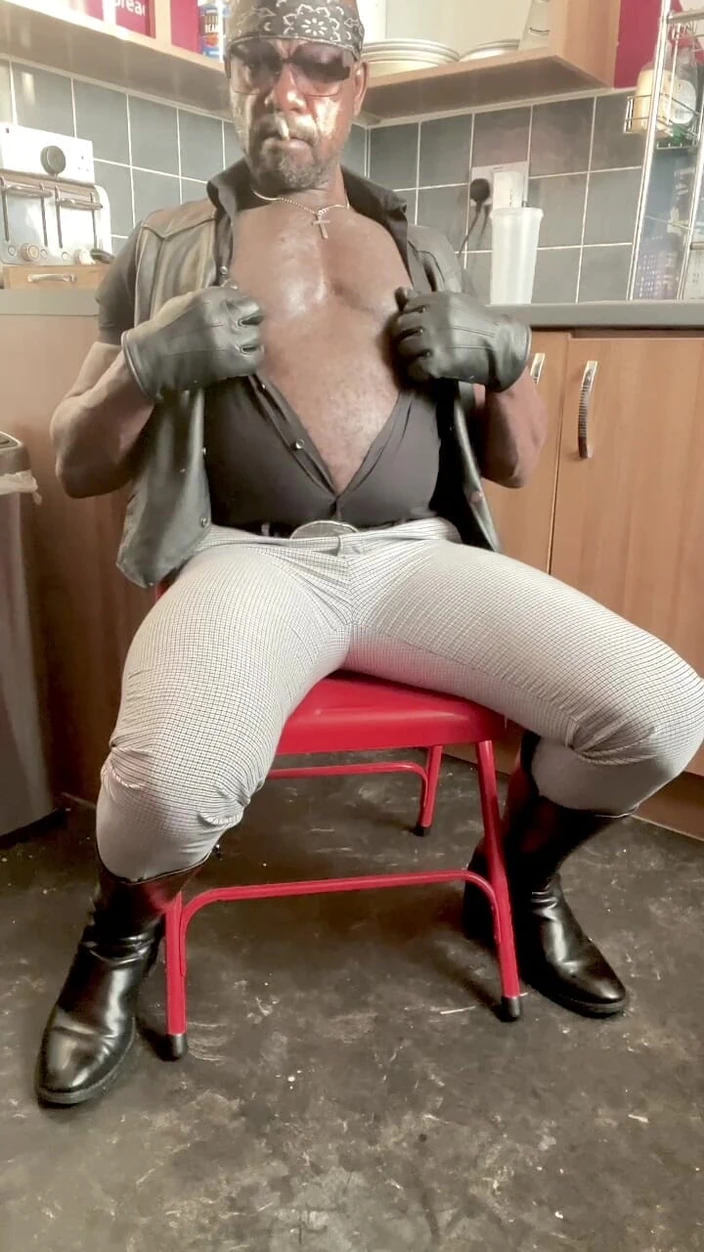 Black smoking muscle stepdad: Ateşli olgun vücut geliştirmeci sigara içiyor ve meme ucu oyunu...