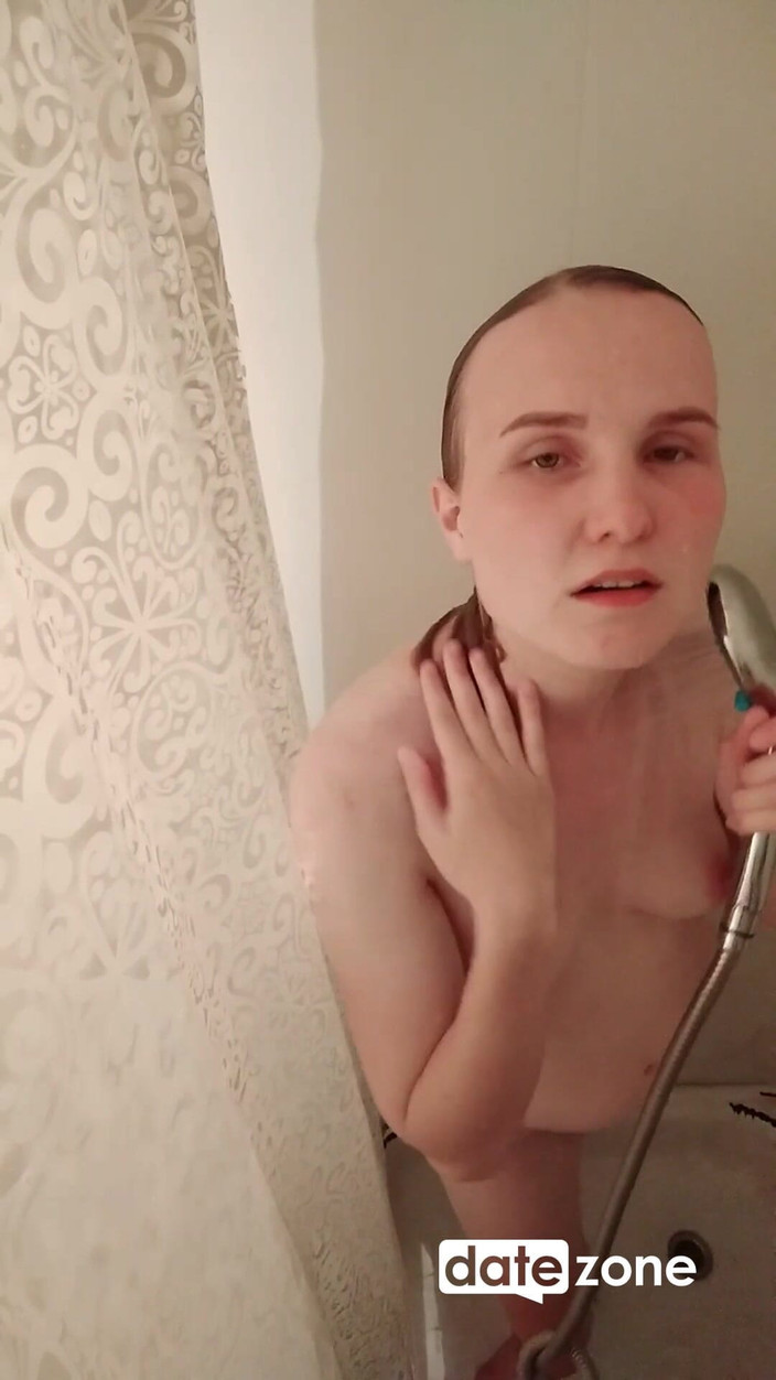 Datezone: Mokra nastolatka w gorącym prysznicu