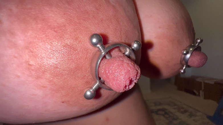 VeeVee Vixen: Bröst studsar med nippelklämmor