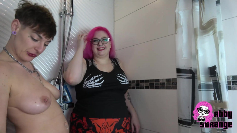 Abby Strange: Piss Fest Trekant Med Golden Shower