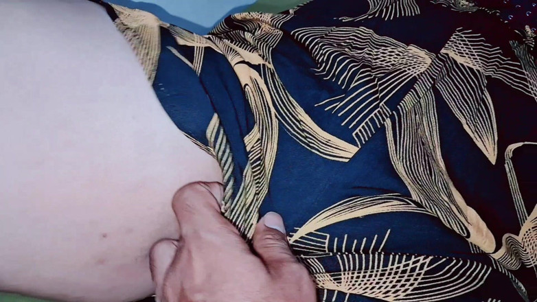 Pasutri indo: Füße Edition.!! Heiße sholeha-frau schüttelt penis, bis sperma auf ihren...