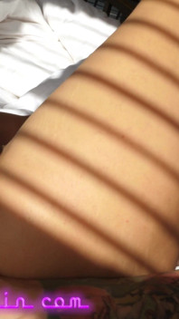 Vibrator imens de cauciuc în curul venezuelean strâmt al lui Alice