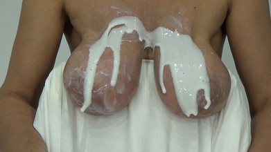 AnnaBUST: Susu menitis dari payudara saya yang matang