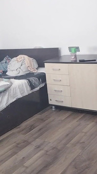Sexy vrouw traint naakt thuis.
