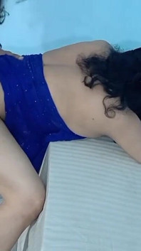 S’il vous plaît, préparez d’abord le trou du cul en doigtant avant de baiser xxx une femme arabe sexy en levrette