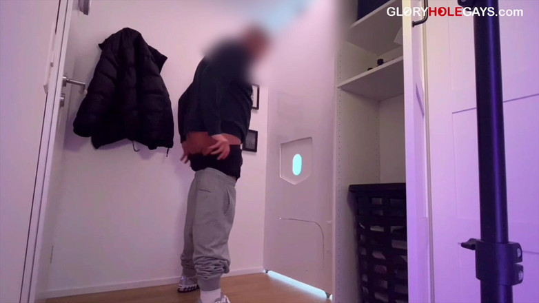 GLORYHOLEGAYS: Strikte homomeester bij het kijkgat
