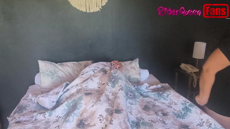 Riderqueen: Avec sa belle-mère au lit