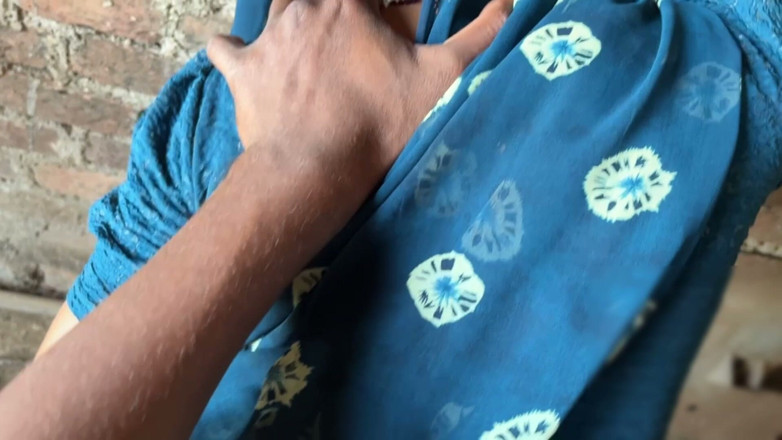 Ritu: Ritu Bhabhi周围没有其他人，所以她的继兄弟照顾了这个事迹