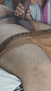Heiße ehefrau gibt einen schlampigen blowjob, während ehemann zuschaut